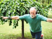 Ejercicios de equilibrio para prevenir caídas en personas mayores