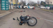 Tensión en Los Hornos: motociclistas evadieron un control, chocaron en la fuga y terminaron en el hospital