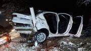 El peligro de la velocidad en la nieve: un auto terminó destrozado contra un poste en Bariloche