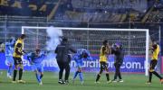 La Ultra Sur ataca a jugadores y les dispara fuegos artificiales
