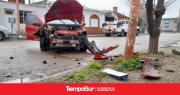 Ebrio perdió el control del auto y se estrelló contra un poste