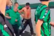 Infiltrado y descubierto: hincha de Almirante Brown terminó a las piñas en la popular de Chicago