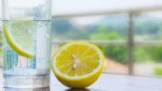Beneficios de tomar agua con limón en ayunas: una práctica simple con grandes resultados