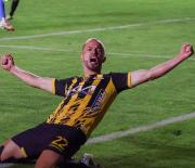 Godoy anota de pecho el gol del triunfo y aguanta las “balas”
