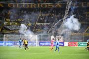 La Ultra Sur ataca a jugadores y les dispara fuegos artificiales