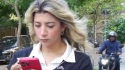 Reportera iba a realizar un en vivo en plena calle cuando sufrió un intento de robo, todo quedó grabado