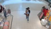EN VIDEO: Intentó secuestrar a una niña del área de juegos de un centro comercial y así lo impidieron los padres