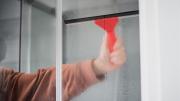 Ni bicarbonato ni lavandina: el truco para eliminar las manchas de la mampara del baño, según un ingeniero químico