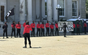 Estados Unidos: Grupo enmascarado marcha con banderas con esvásticas en el capitolio de New Hampshire