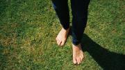 Un especialista aconseja andar descalzos para mantener los pies fuertes y sanos