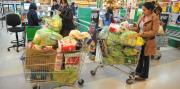 Las familias se financian con tarjeta: crece el crédito en una economía que se mueve a dos velocidades