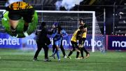 VIDEO: una hinchada atacó a sus propios futbolistas con bengalas pese a la victoria