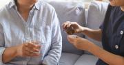 Cuánto cobra una cuidadora de adultos y una niñera por mes y hora en agosto 2025