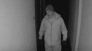 Entró sin forzar la puerta y desvalijó un departamento en Palermo: quedó todo grabado