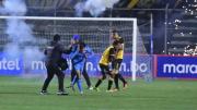La barra de The Strongest arrojó bengalas a la cancha e hirió a sus propios futbolistas