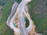 Cortaron una montaña a la mitad para construir una autopista y un puente