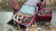 Una camioneta terminó en el canal de Valentina Sur y los vecinos gestionaron el rescate