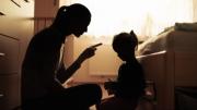 Ayuda para padres hispanos en Texas: conoce la línea que te apoya en las peores crisis familiares