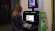 Conoce la máquina inteligente que compra celulares en Walmart: así funciona