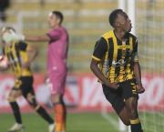 El Tigre vence a Blooming en un partido que termina con escándalo y agresión a jugadores