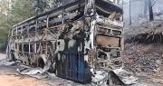 Ardió en plena ruta un bus que transportaba militares de Cochabamba a Sucre para los actos del Bicentenario; no hay heridos