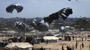 Muere un hombre por la caída de ayuda humanitaria en Gaza tras fallos en los paracaídas