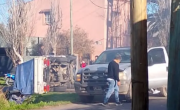 Impresionante choque y vuelco en City Bell: hay un herido