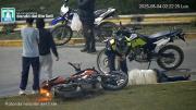 VIDEO. Impactante accidente en Banda del Río Salí: un motociclista perdió el control y chocó contra el cordón