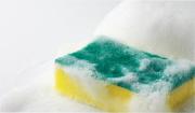 La esponja de cocina también se lava: cómo limpiarla para evitar bacterias