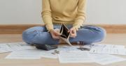 Cómo hacen las familias que dedican cada vez más ingresos a pagar la tarjeta