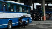 Metió a su hija en un bolso para no pagar el boleto de colectivo