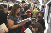 ¿Leer en el colectivo para desconectarse o para llamar atención? Esto se debate en X