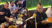 VIRAL: Pillaron al futbolista Arturo Vidal comiendo cachapas en un restaurante de comida venezolana