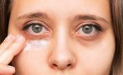 El truco de oro de una dermatóloga para tapar las ojeras y mejorar el contorno de ojos