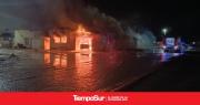 Investigan el origen de un incendio en un taller mecánico