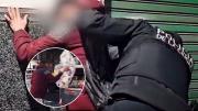 La Policía obligó a cartoneros a limpiar la basura de la calle: “¿A vos te parece bien esto?”