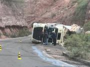 Tarija: Camión vuelca en la ruta a Palos Blancos
