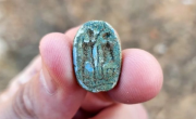 Una niña de 3 años salió a pasear con su familia y encontró una reliquia de más de 3000 años