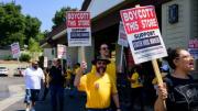 ¡Boicot total! Empleados del supermercado Stater Bros denuncian injusticias laborales: tienen contratos vencidos desde marzo