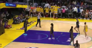 El partido de la WNBA, nuevamente parado por el lanzamiento de un particular objeto a la cancha: qué pasó
