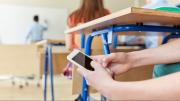 Esta será la sanción en Colorado por uso del celular en las escuelas: la medida entra en vigencia el 14 de agosto
