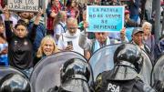 Tensión en el Congreso: la policía avanzó sobre manifestantes con gases y camión hidrante