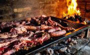 ¿En qué casos se recomienda usar carbón o leña para un asado?