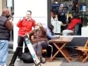 El piquetero Eduardo Belliboni se sentó en una cafetería mientras había protestas frente al Congreso