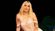 Una ayuda peculiar: Elena Rose dona su ropa más extravagante