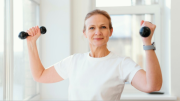¡Atención, cincuentones! Esta es la rutina de ejercicios perfecta para evitar la osteoporosis: también previene la pérdida de masa muscular