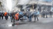 Para el que protesta el gobierno solo tiene golpes, gases y palos