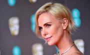 Los 50 de Charlize Theron: la actriz que desafió las reglas y se inventó un camino