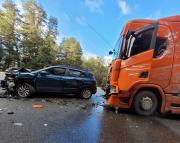 Fuerte choque con heridos en el cruce de las Rutas 40 y 231: un auto y un camión involucrados