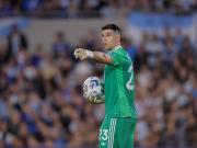 Balón de Oro 2025: Dibu Martínez, entre los 10 candidatos al premio Lev Yashin a mejor arquero pero ya no es el máximo favorito
